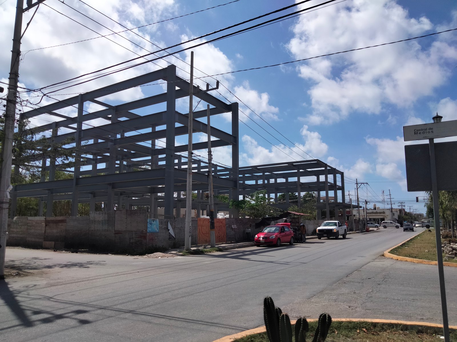 Exterior Centro Comercial La Bohemia Tulum estructura acero